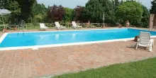 Si tuffa in piscina e non riemerge, morto ragazzo di 20 anni a Vicenza: ipotesi malore