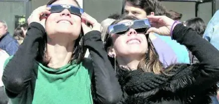 Eclissi solare il 12 agosto, dove vederla (ma attenti agli occhi): &laquo;Guardare il Sole senza occhiali adeguati pu&ograve; causare ustioni retiniche&raquo;
