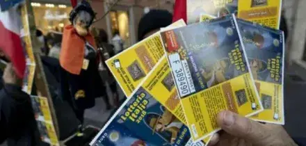 Vince 1 milione alla Lotteria ma butta per errore il biglietto: ritrovato tra i rifiuti grazie alla societ&agrave; di smaltimento