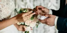 Dopo il matrimonio torna a casa e precipita dal balcone: 26enne ricoverato in ospedale