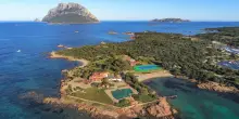 Villa Joy, sequestrata la dimora da 10 milioni di euro con vista Tavolara: piscina con acqua di mare, spiaggia privata e la festa di nozze del principe arabo