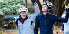 Gira l'Australia in bici (a 82 anni) per raccogliere fondi, muore all'improvviso il giorno dopo aver concluso l'impresa