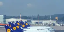 Lufthansa, utili dimezzati. E il titolo scivola in Borsa