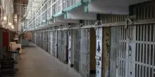 Maxi sequestro di cellulari in carcere a Napoli, venti in tre reparti