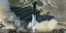 SpaceX, razzo si schianta sulla Luna: &laquo;Ha creato un nuovo cratere&raquo;. L'impatto (non programmato) a 8.700 km/h