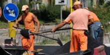 Danneggiano uno specchietto e si trovano la strada sbarrata da due camion: operai picchiati a colpi di mazze da baseball