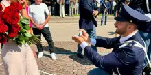 Proposta di matrimonio durante la cerimonia del giuramento: mazzo di fiori e anello, gli scatti