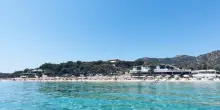 Furti nei resort sardi mentre i turisti sono in spiaggia: caccia a orologi, preziosi e borse