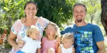 Famiglia nel bosco, morsi e gesti autolesionisti: il trauma di uno dei bimbi