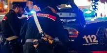 Anziana trovata morta in casa, il corpo presenta segni di violenza: con lei c'era un familiare