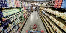 Scoperto a rubare prosciutti e formaggi all'interno di un supermercato: denunciato 44enne
