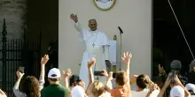 Papa Leone ad Assisi, dialogo incompiuto con i giovani. Il Pontefice: &laquo;I cristiani sono all'opposto del fondamentalismo&raquo;