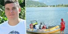 Salva il figlio di 4 anni e scompare nel lago. Filippo Murgia, ex volontario dei vigili del fuoco, si tuffa e riporta a riva il 42enne: &laquo;L'ho visto sul fondo e mi sono immerso&raquo;