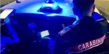 Machete e cappuccio bianco a punta, sfonda la vetrina del parrucchiere: i residenti filmano tutto, arrestato con la refurtiva in mano
