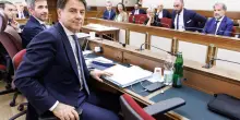 Covid, Conte: &laquo;Da me nessun illecito&raquo;. E porta in procura un documento sui 100 milioni di euro alla Jc Electronics per le mascherine. Botta e risposta con Meloni