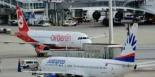 Evaso scavalca la recinzione dell?aeroporto e dorme in un Airbus JetBlue: scoperto e arrestato