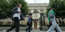 Russia, la crisi della Banca centrale: Putin punta sul taglio dei tassi (e mette in difficolt&agrave; per la prima volta Nabiullina)