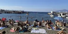Sequestri a Sorrento, ombrelloni e sedie per occupare il posto