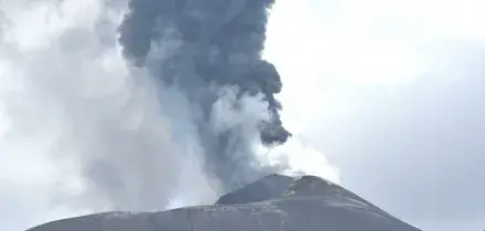 Etna, nuova eruzione con fontana di lava e nube vulcanica dalla Voragine: sospesi atterraggi all'aeroporto di Catania fino alle 12