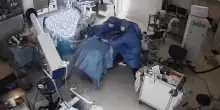 Terremoto scuote la sala operatoria in Giappone: i medici fanno da scudo al paziente, il video