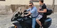 Lascia la scuola: &laquo;Non mi serve la licenza media per spacciare&raquo;, ma il prof lo porta in moto e lo convince a tornare
