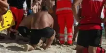 Malore improvviso in mare, turista romano muore mentre fa il bagno in Salento