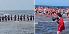 Bambino di due anni sparisce in mare, centinaia di bagnanti si prendono sotto braccio e formano una catena umana per salvarlo