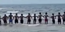 Catena umana in mare per salvare un bambino disperso in mare: il gesto virale sulla spiaggia