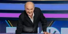 Gerry Scotti compie 70 anni: i videomessaggi di Maria De Filippi, Michelle Hunziker e Pier Silvio Berlusconi a La Ruota della Fortuna
