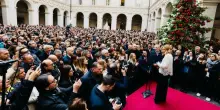 Meloni, dress code patriottico per il personale a Palazzo Chigi: tricolore e camicia all?italiana (e vietati i risvoltini)