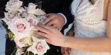 Si sposa e 27 giorni dopo viene licenziata. L?azienda: &laquo;Non sapevamo delle nozze&raquo;. La decisione del Tribunale