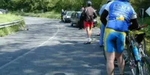 Ciclisti investiti da un automobilista, la lite per la viabilit&agrave; fuori Torino: 4 feriti, uno &egrave; in prognosi riservata. Arrestato 73enne