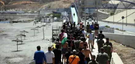 Spagna, l'Italia: Schengen sospeso fino al 31 agosto. L'Ue tenta la mediazione, ma passa la linea dura di Meloni