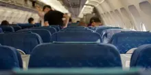 Bambino non vuole mettere la cintura, aereo costretto a tornare al gate: volo cancellato e passeggeri bloccati. Cosa &egrave; successo