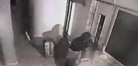 ?Scopra un ladro in casa grazie alle telecamere da remoto e lo fa arrestare: 41enne in manette