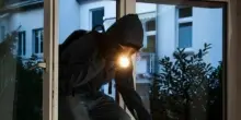Si addomenta con le finestre aperte: i ladri entrano in casa e lo derubano