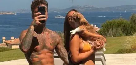 Fedez, la prima foto di famiglia con Edoardo Lupo e Giulia Honegger: la serenit&agrave; ritrovata in Sardegna (a volto coperto)