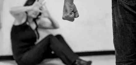 Blocca il padre violento e lo fa arrestare: figlio 22enne mette fine a sei anni di soprusi sulla madre