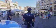 Accoltellato alla nuca e preso a pugni sul naso durante maxi-rissa: uomo grave in ospedale a Napoli