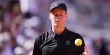 Sinner, ginocchio ko: vittima di un tennis che vuole gli atleti eroi della Marvel