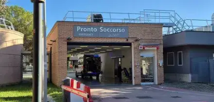 Difende il figlio nella lite, colpito da un pugno da un 19enne: in coma un pap&agrave; di 50 anni