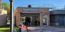 Colpito da un pugno mentre difendeva il figlio: padre di 50 anni in coma dopo la lite nel parcheggio