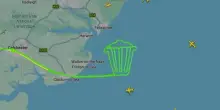 Pilota disegna in cielo un bidone della spazzatura in Gran Bretagna, la "mossa" a pochi giorni dalle elezioni suppletive di Clacton