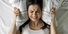Perch&eacute; in estate facciamo fatica a dormire senza il lenzuolo (secondo gli psicologi)