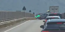 Sorrentina, strada killer: minivan travolge moto, morto commercialista