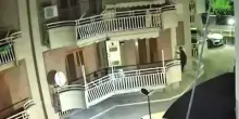 Fotografa ladro che si arrampica su un balcone, banditi in fuga