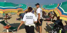 Momenti di follia in spiaggia: uomo insulta i bagnini poi sputa contro gli agenti: preso
