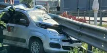 Perde il controllo della Panda e si schianta contro la cuspide dell'area di servizio: morto il conducente, l'auto distrutta dalla barriera