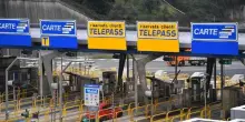 Free flow, la rivoluzione delle autostrade senza caselli: come funziona, la differenza con il Telepass e la multa da 344 euro per chi non paga