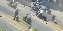 Napoli, pedone travolto da scooter mentre attraversa sulle strisce: il video choc